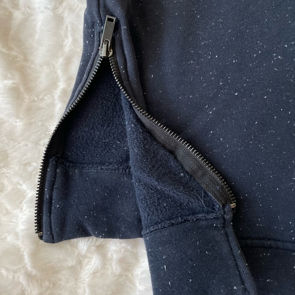 Mossimo Young men’s pre-owned dark blue with white sprinkles sweater. Size (M). - Picture 9 of 9